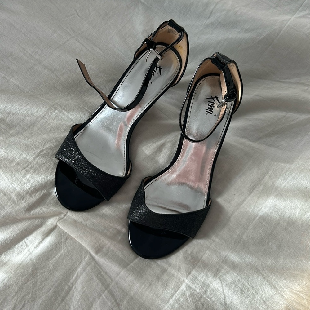 Black kitten heels